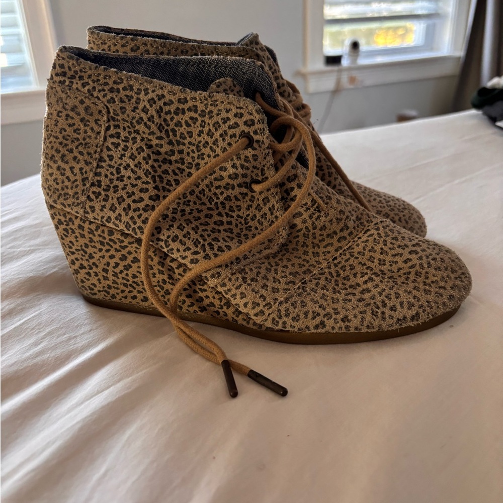 Toms Leopard Print Lace-Up Wedge Ankle Boots - Tan and Black